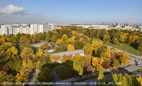 15.10.2025 - goldener Oktober mit Blick auf das Marx-Zentrum und Wohnanlage am Karl-Marx-Ring 52-62